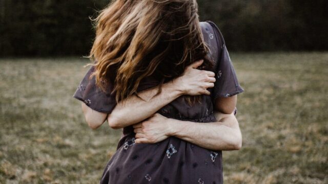 Viral Hug Between JD Vance and Charlie Kirk’s Widow Fuels Online Storm Over Faith, Marriage and Politics