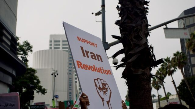 US-Iran Violence Flares Again as Oil Climbs and Saudi Arabia Is Drawn In
