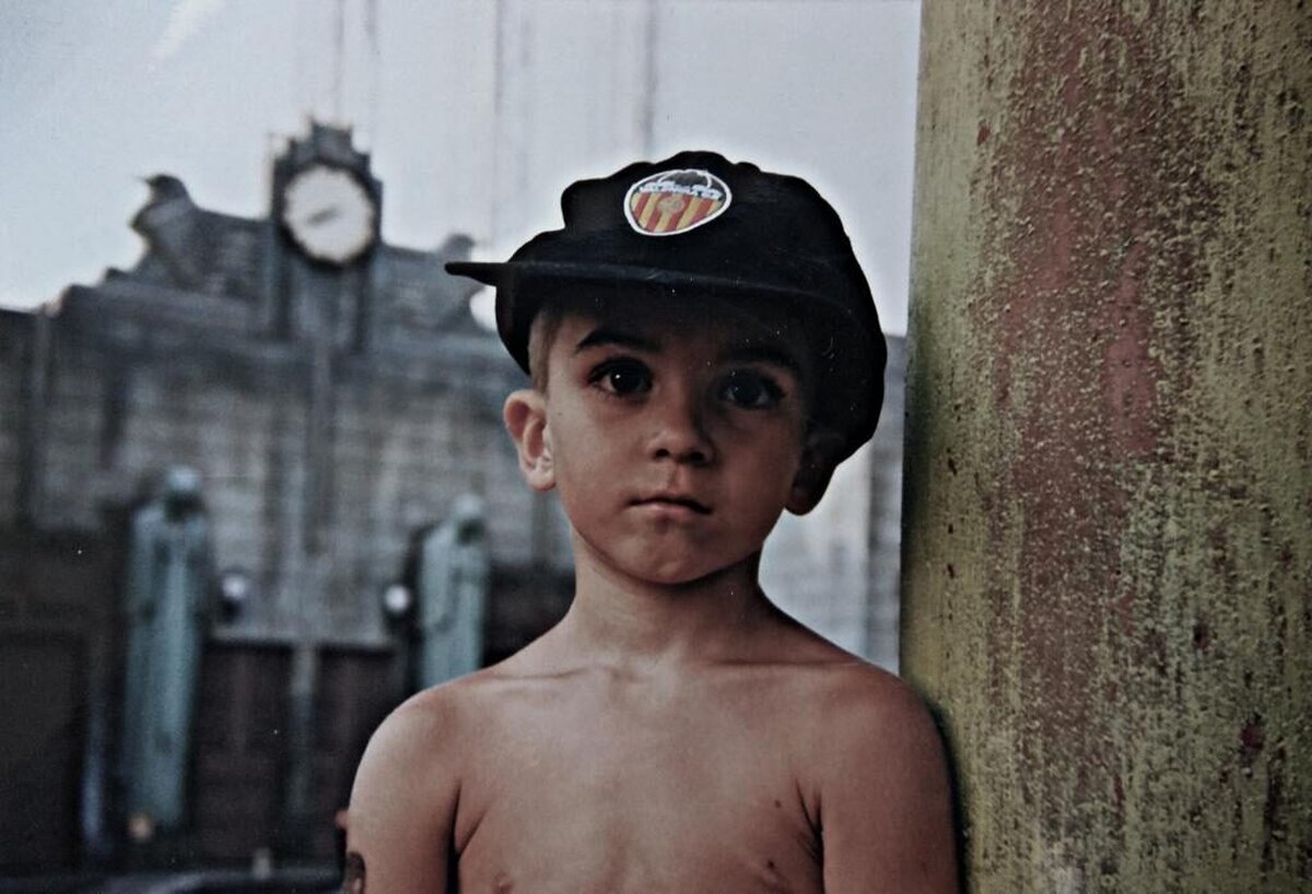 Ferran Torres kecil memakai topi Valencia CF — foto masa kecil via Mundo Deportivo