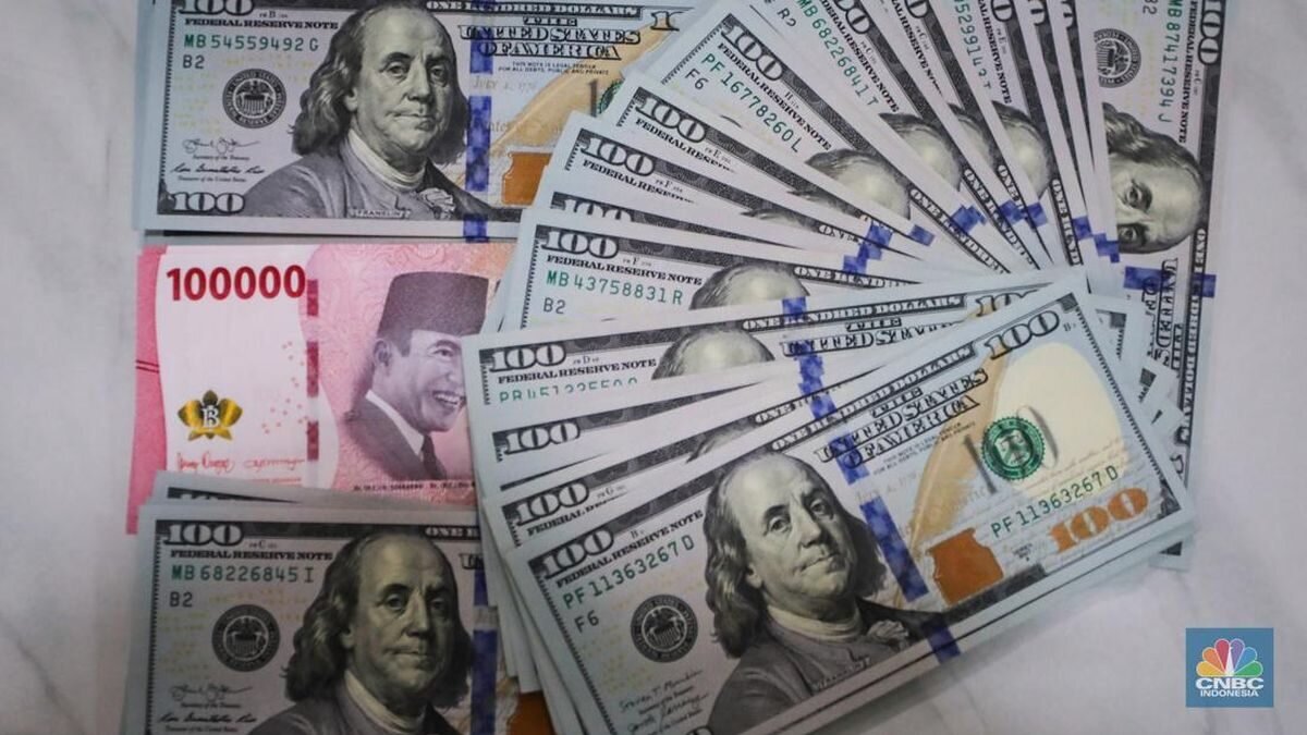 Rupiah Breaks Rp18,000 as Dollar Strengthens
