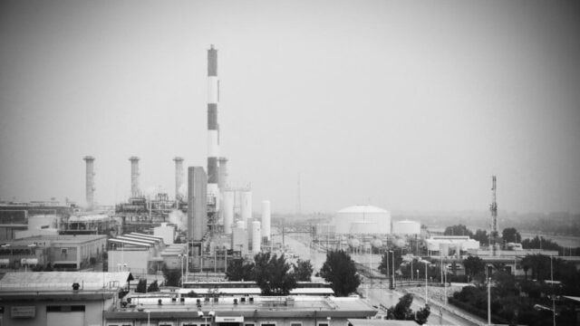 Oil prices edge higher as Iran conflict drags on with no clear path to deal