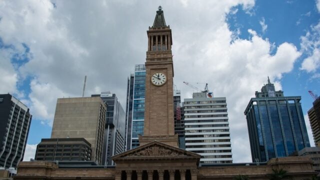 Brisbane council bans secret filming at public pools as AI glasses worry swimmers