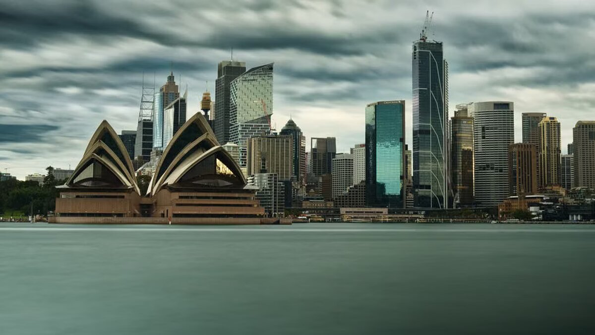 Sydney braces for 33C heat as southern NSW readies for snow