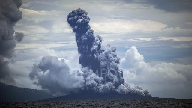 Search Underway for 5 Journalists Missing Near Anak Krakatau Volcano