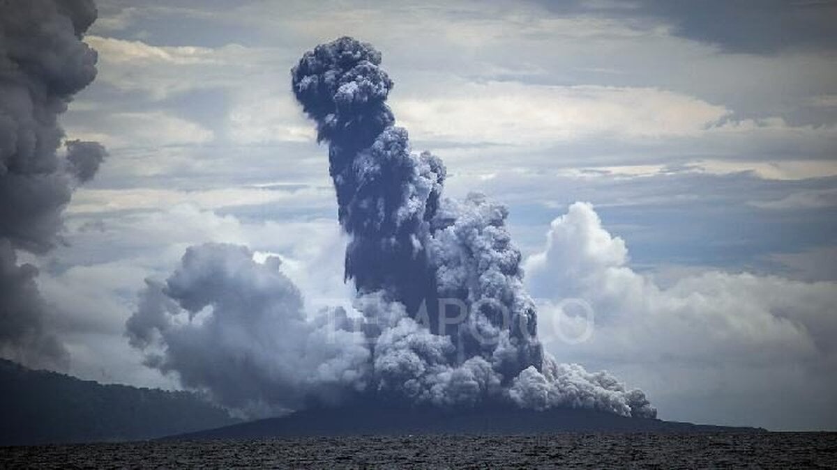 Search Underway for 5 Journalists Missing Near Anak Krakatau Volcano
