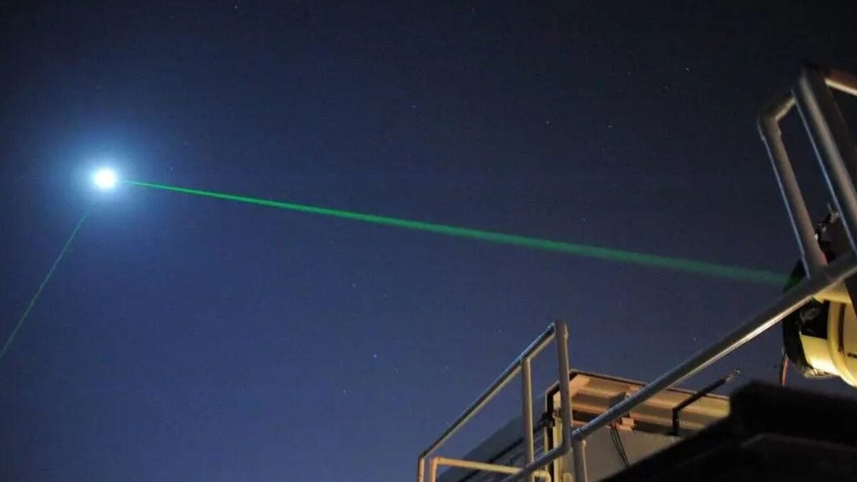 How long does take laser: Moon trip takes 1.21 seconds