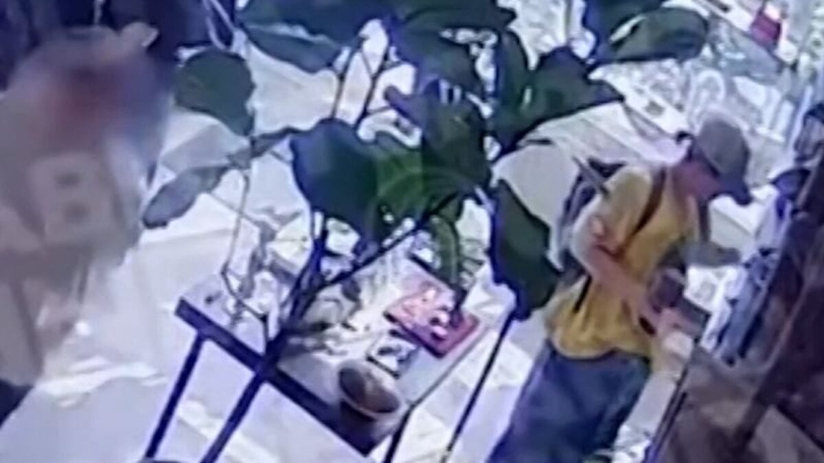 Kelly Clarkson Store Video Leaves Key Exchange Unheard