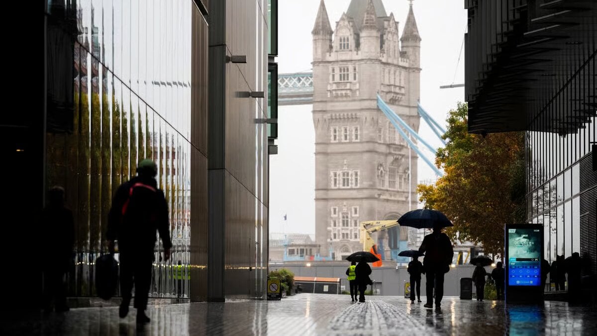London weather warning storm disrupts rail and road travel