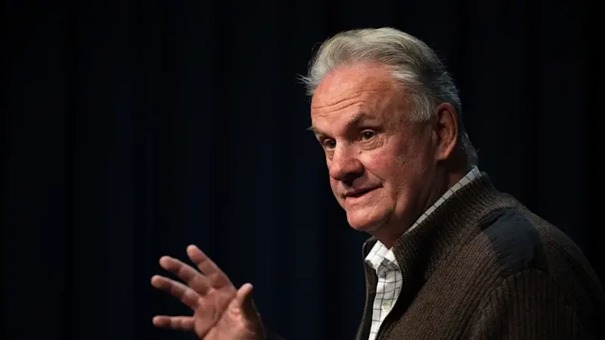 Mark Latham served bankruptcy papers at Sydney racecourse