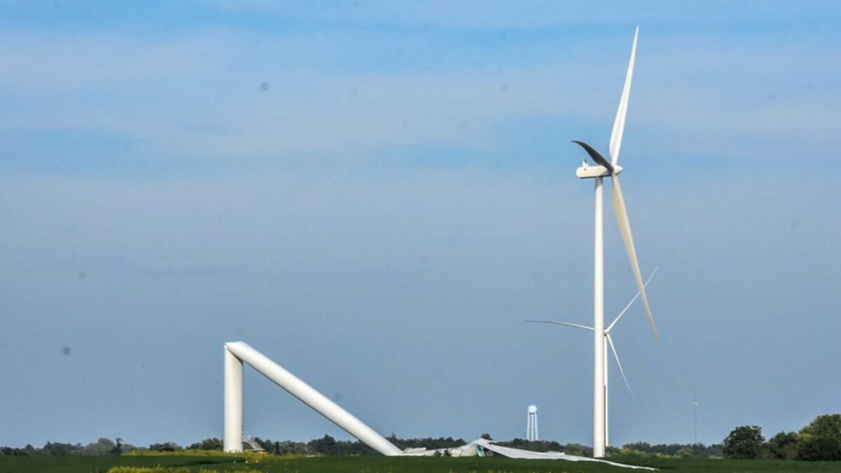 Missouri wind turbine collapse puts 175-turbine farm under scrutiny