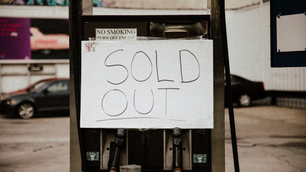 Bali Fuel Shortage Disrupts Tourists as Queues Stretch a Kilometre