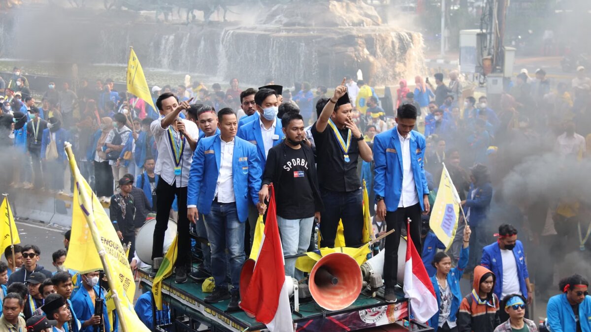 Indonesia Students Protest Haze as Palangka Raya Offers Free Oxygen