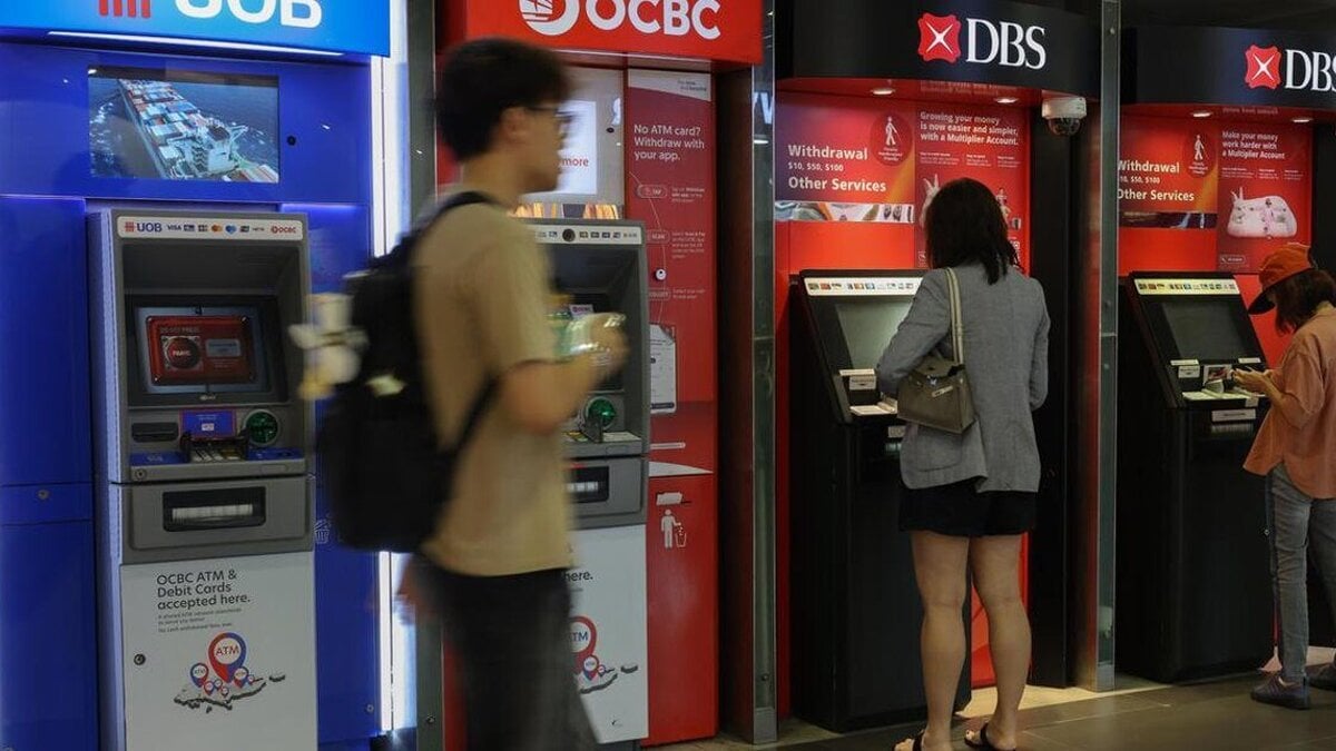 Singapore Bank Shares Fall as UOB Drops 5.16% on Thursday