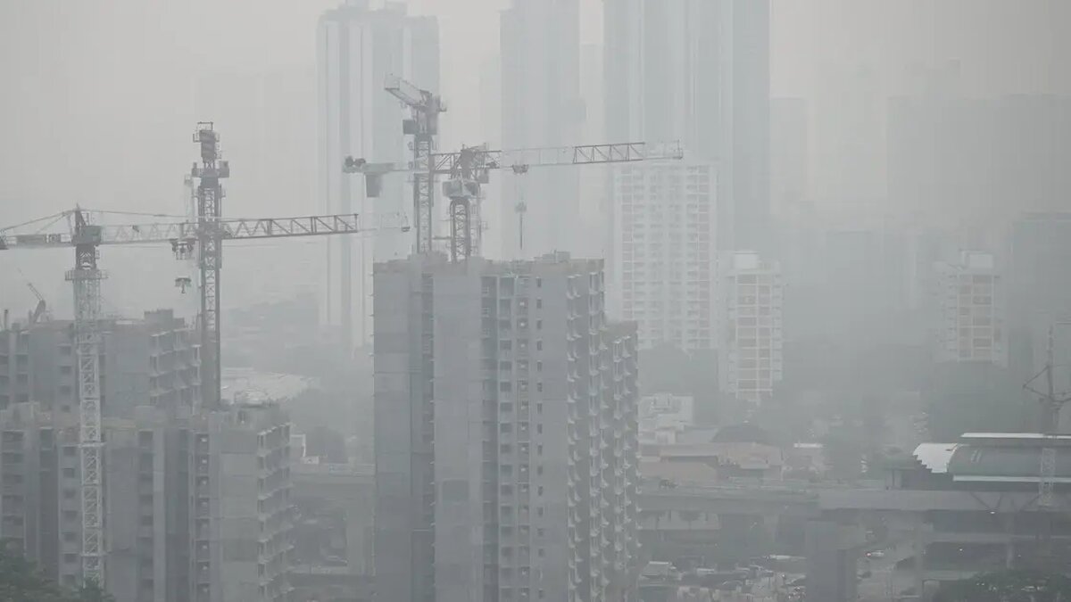 Singapore Considers N95 Mask Distribution as PSI Nears 200
