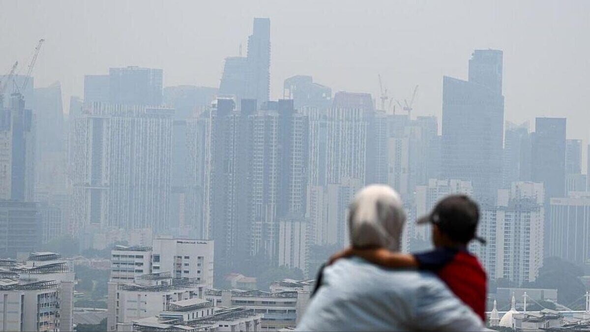 Toxic Indonesian Smog Shuts Malaysian Schools as Singapore Air Worsens