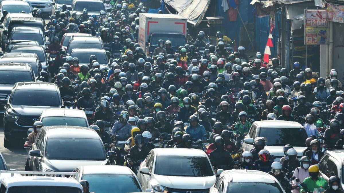 Indonesia Sends Oxygen Bus as Wildfire Haze Hits Palangka Raya