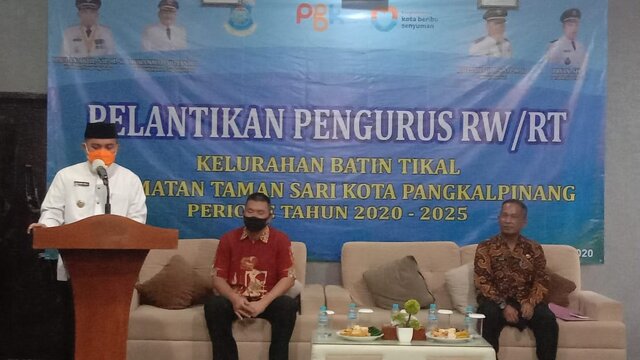 Walikota Pangkal Pinang Lantik RT/RW Kelurahan Batin Tikal