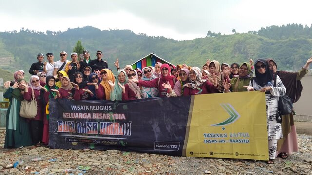 KH. Nurdin Abdul Munir Berikan Tausiyah Kepada Para Jama'ah Rombongan Wisata Religi Keluarga Besar Yayasan Baitul Insan Ar-Raasyid (YBIA)