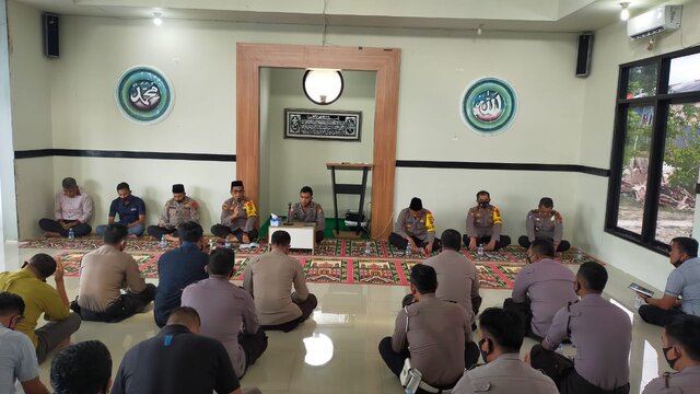 Tetap Mengedepankan Protokol Kesehatan, Kapolres Bangka Barat Binrohtal Gelar Yasinan di Masjid