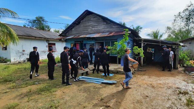 Dalam Rangka Memperingati HUT Korps Brimob Polri ke-75, Sat Brimob Polda Babel Bedah Rumah Warga