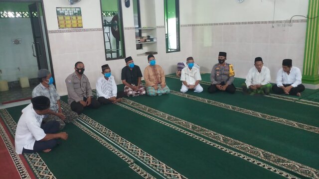 Dalam Safari Jumat Keliling ,Kapolsek Muntok Melakukan Jum'at Kamtibmas di Masjid Al- IK'HISOM