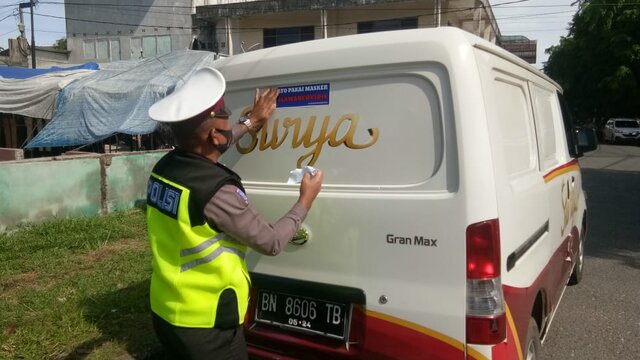 Satlantas Polres Bangka Barat Edukasi Protokol Kesehatan, Pasang Stiker Ayo Pakai Masker di Kendaraan