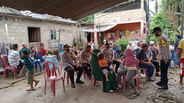 Usai Apel Pagi Kapolsek Kelapa Iptu A.F Pulungan,SE Beserta Anggotanya Sambangi Rumah Duka
