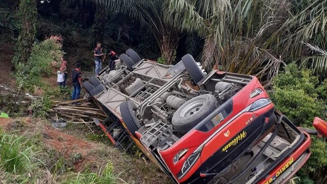Mobil bus yang mengangkut satu pleton anggota Satuan Brimob Polda Sumsel terguling
