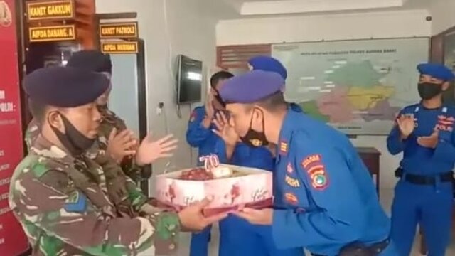 TNI AL Berikan Kejutan di HUT POLAIRUD ke-70 Di Mako Sat Polair Polres Bangka Barat
