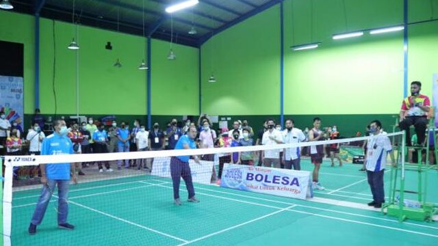 Service Pertama Gubernur Erzaldi, Tanda Mulai Pertandingan Bulu Tangkis Piala Gubernur