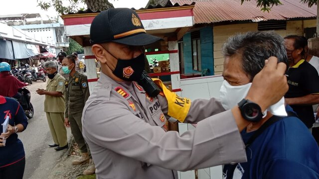 Polsek Muntok Dan Tim Gabungan Melaksanakan Kegiatan Yustisi Dalam Rangka Penegakan Disiplin Prokes Covid-19