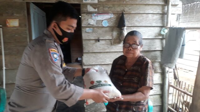 POLSEK KELAPA POLRES BANGKA BARAT SALURKAN BANSOS PEDULI COVID-19