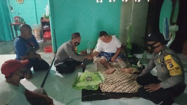 KAPOLSEK KELAPA BERSAMA PERSONIL BHABINKAMTIBMAS POLSEK KELAPA SALURKAN BANSOS KEPADA WARGA YANG TERDAMPAK COVID -19