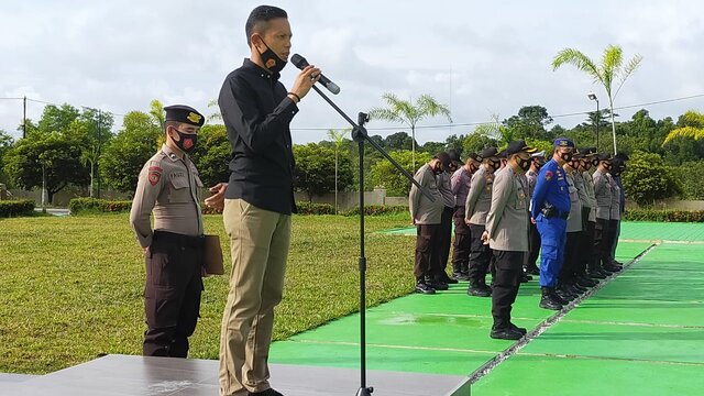 KBO Intelkam Polres Bangka Barat Memghimbau Anggota Polres Bangka Barat Untuk Menerapkan Protokol Kesehatan 3 M