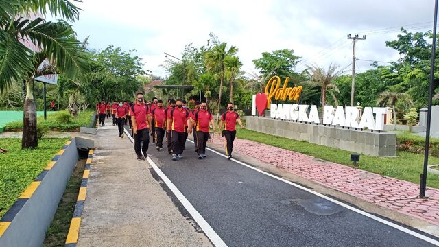 Tingkatkan Daya Tahan Tubuh, Kapolres Pimpin Lari Pagi Personil Polres Bangka Barat