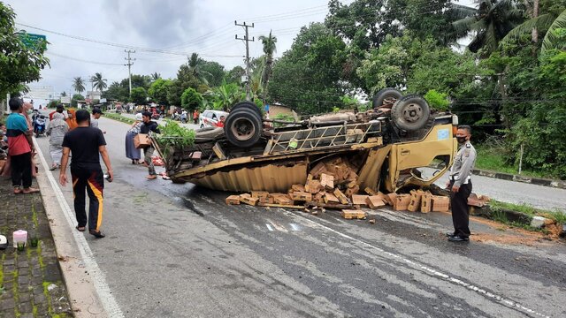 Truck Pengangkut Minuman Terbalik di jalan Raya Mentok Bangka Barat