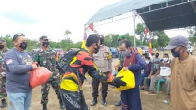 Pembagian sembako TNI Polri Bangka Barat