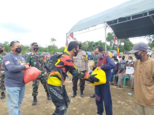 Pembagian sembako TNI Polri Bangka Barat