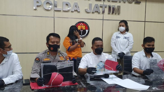 Lagi Main 'Kuda-kudaan' Tanpa Celana Dalam,2 Wanita dan Pria di Ruang Karaoke di Amankan Polisi