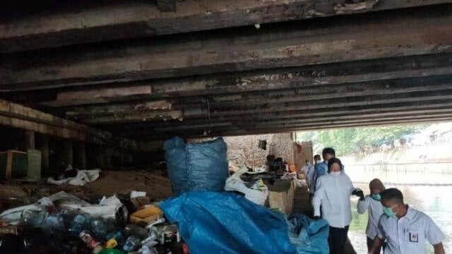 Hari Pertama Dinas Sebagai Menteri Sosial, Tri Rismahirini Blusukan Kebelakang Kantor Kemensos