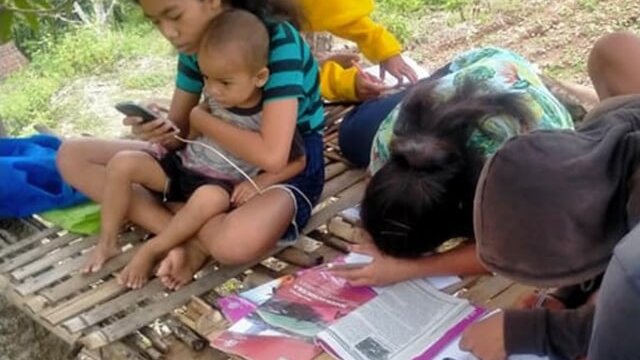 Demi Mencari Sinyal Internet, Siswa di Bali Harus Belajar di Atas Bukit