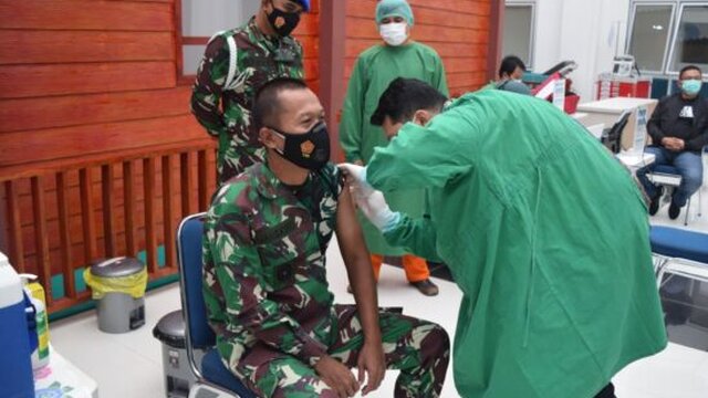 Danrem 045/Garuda Jaya Terima Suntikan Vaksin Sinovac Kedua Kali