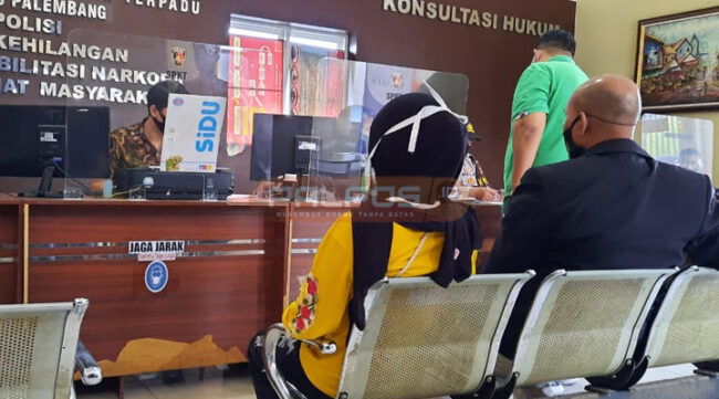 YU saat membuat laporan ke SPKT Polrestabes Palembang, Jumat (08/01/2021). foto rusly/Palpos.Id