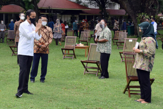 Presiden Jokowi bersama para penerima Bantuan Modal Kerja,