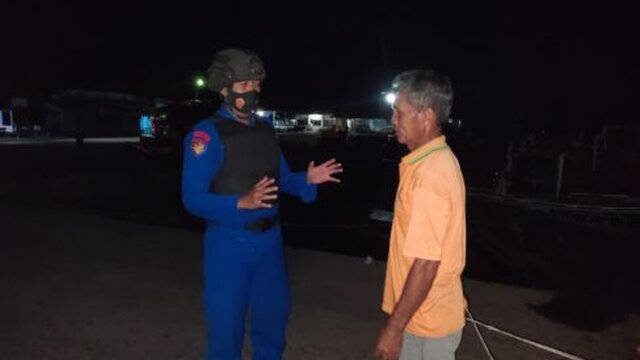 Cuaca Ekstrim Sat Polair Polres Bangka Barat Himbau Nelayan Agar Hati - Hati Di Laut