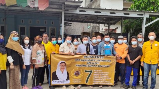 Peduli Korban Banjir, Partai Emas Babel Serahkan Bansos Paket Sembako