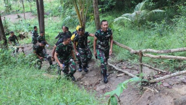 Tingkatkan Imunitas Prajurit Korem 045/Gaya, Danrem Bersama Anggota Tracking ke Bukit Kejora