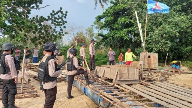 Sadar Aktifitasnya Ilegal, Pemilik Ponton TI di Suka Damai Toboali Bongkar Pelaratan Menambang