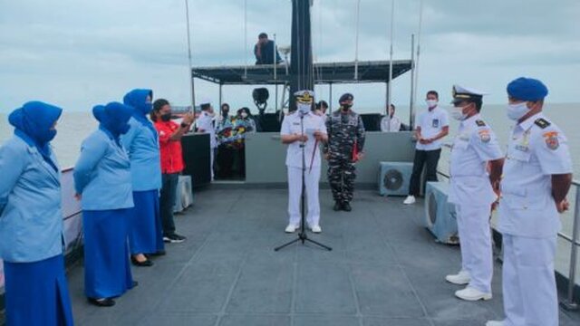 Peringati Hari Dharma Samudera 2021 Danlanal Babel Tabur Bunga dan Anjangsana