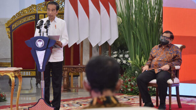 Presiden Minta Menteri dan Gubernur Kawal Proses Penyaluran Bansos